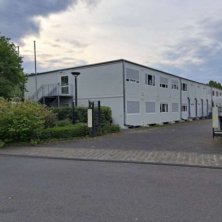 Auf dem Gelände des ehemaligen Mobau-Baumarktes in Niederkassel-Ranzel steht eine zweigeschossige Containeranlage zur Unterbringung von Geflüchteten.
