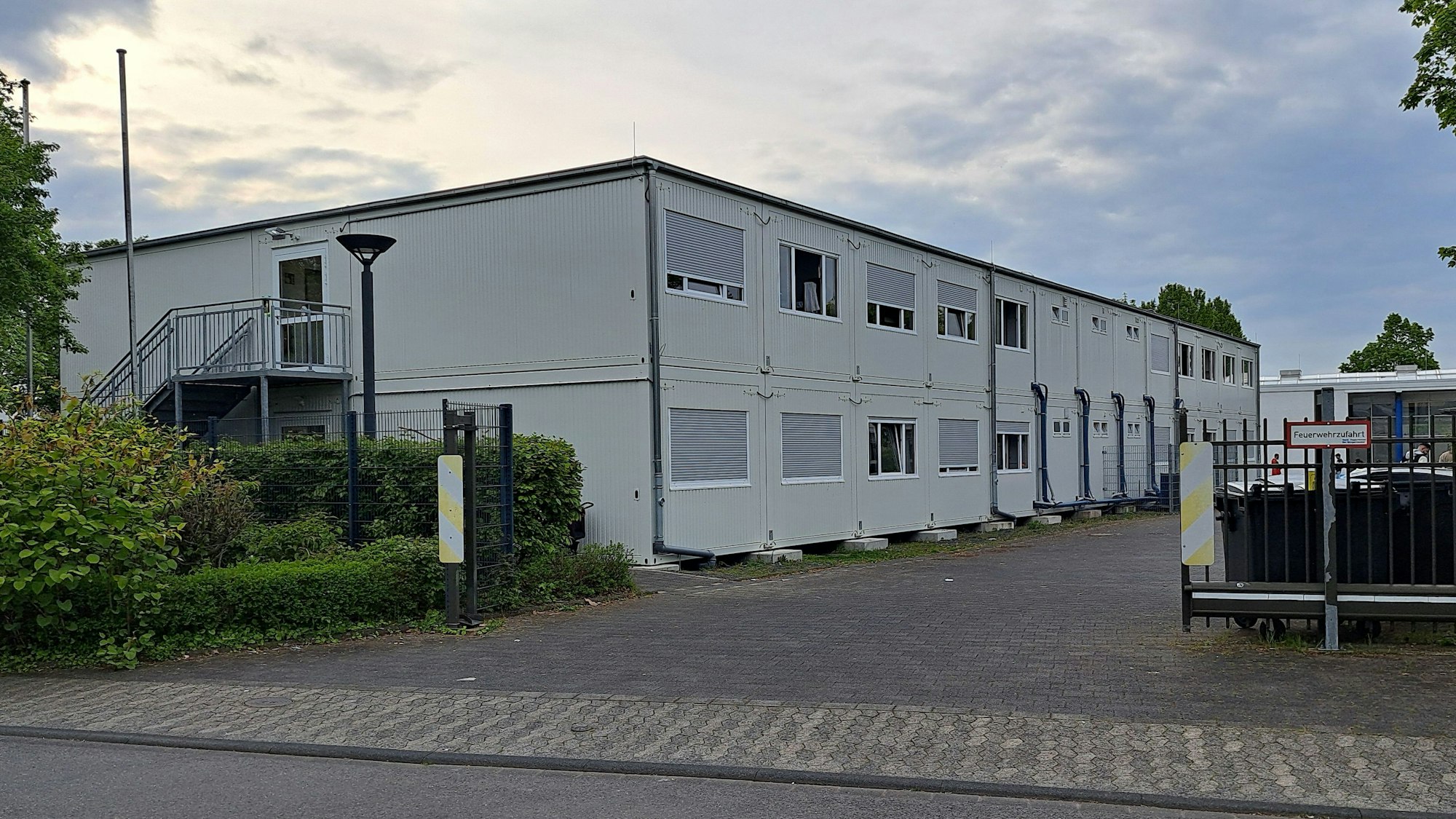 Auf dem Gelände des ehemaligen Mobau-Baumarktes in Niederkassel-Ranzel steht eine zweigeschossige Containeranlage zur Unterbringung von Geflüchteten.