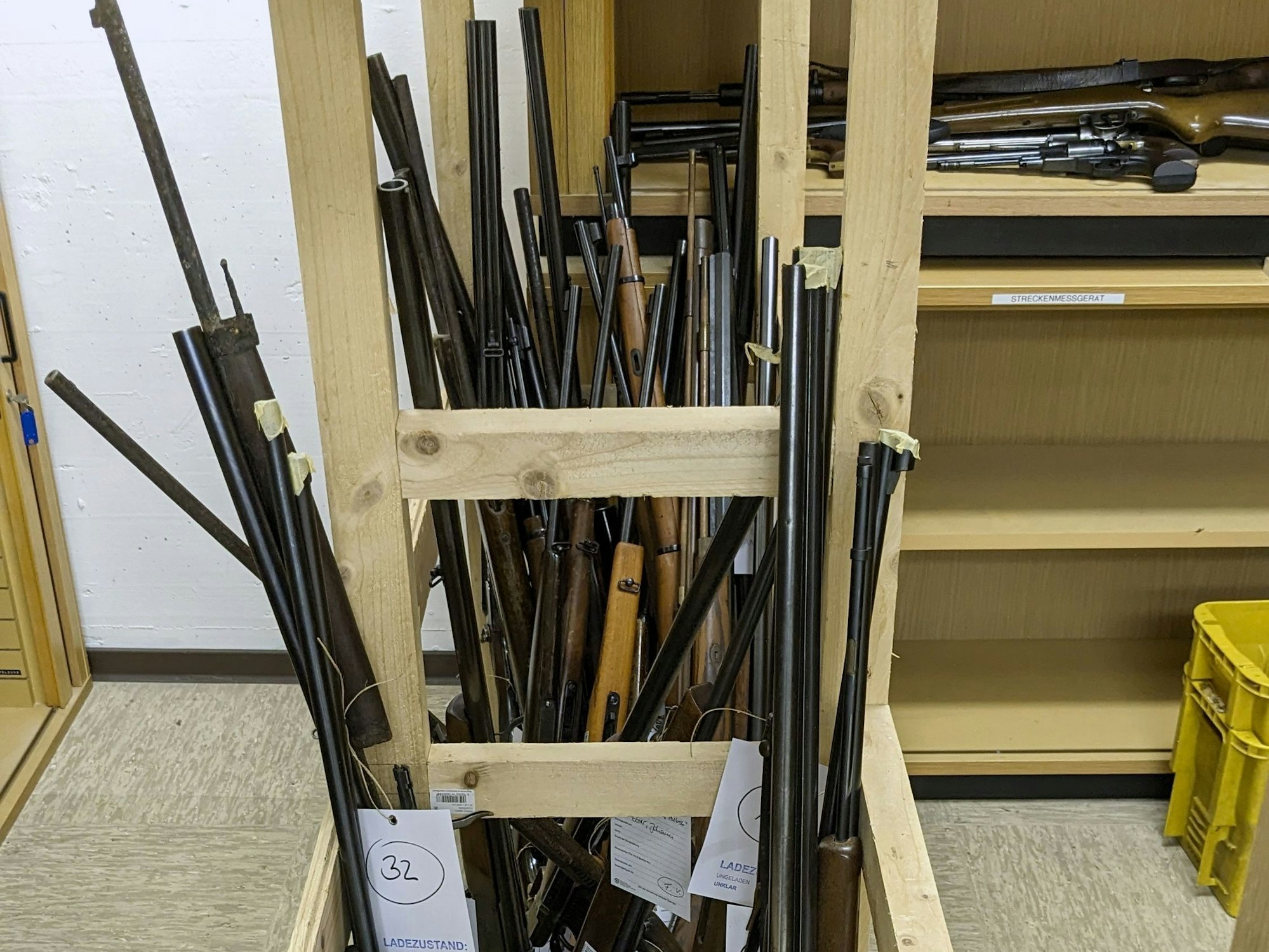 In einem Ständer stehen mehrere Gewehre.