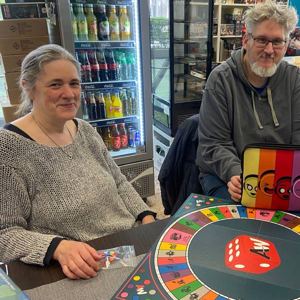 Im Spielecafé können Menschen jeden Alters sich Spiele vor dem Kauf erklären lassen, neue Angebote kennenlernen und mit gleichfalls Interessierten zusammen spielen.