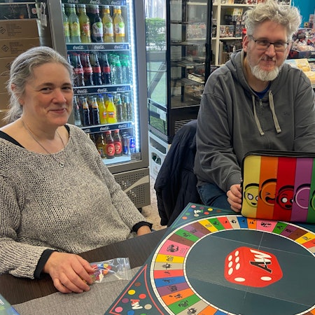 Im Spielecafé können Menschen jeden Alters sich Spiele vor dem Kauf erklären lassen, neue Angebote kennenlernen und mit gleichfalls Interessierten zusammen spielen.
