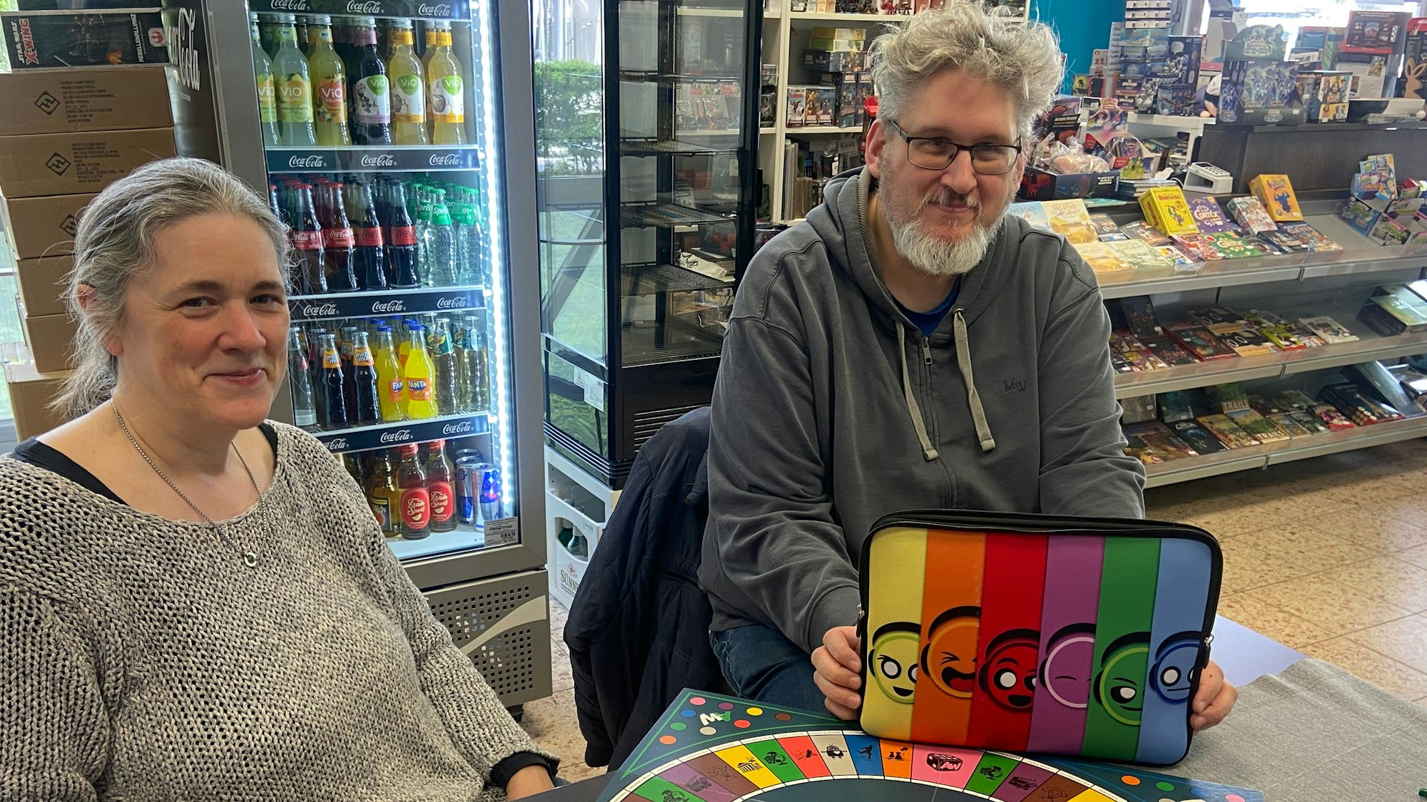 Im Spielecafé können Menschen jeden Alters sich Spiele vor dem Kauf erklären lassen, neue Angebote kennenlernen und mit gleichfalls Interessierten zusammen spielen.