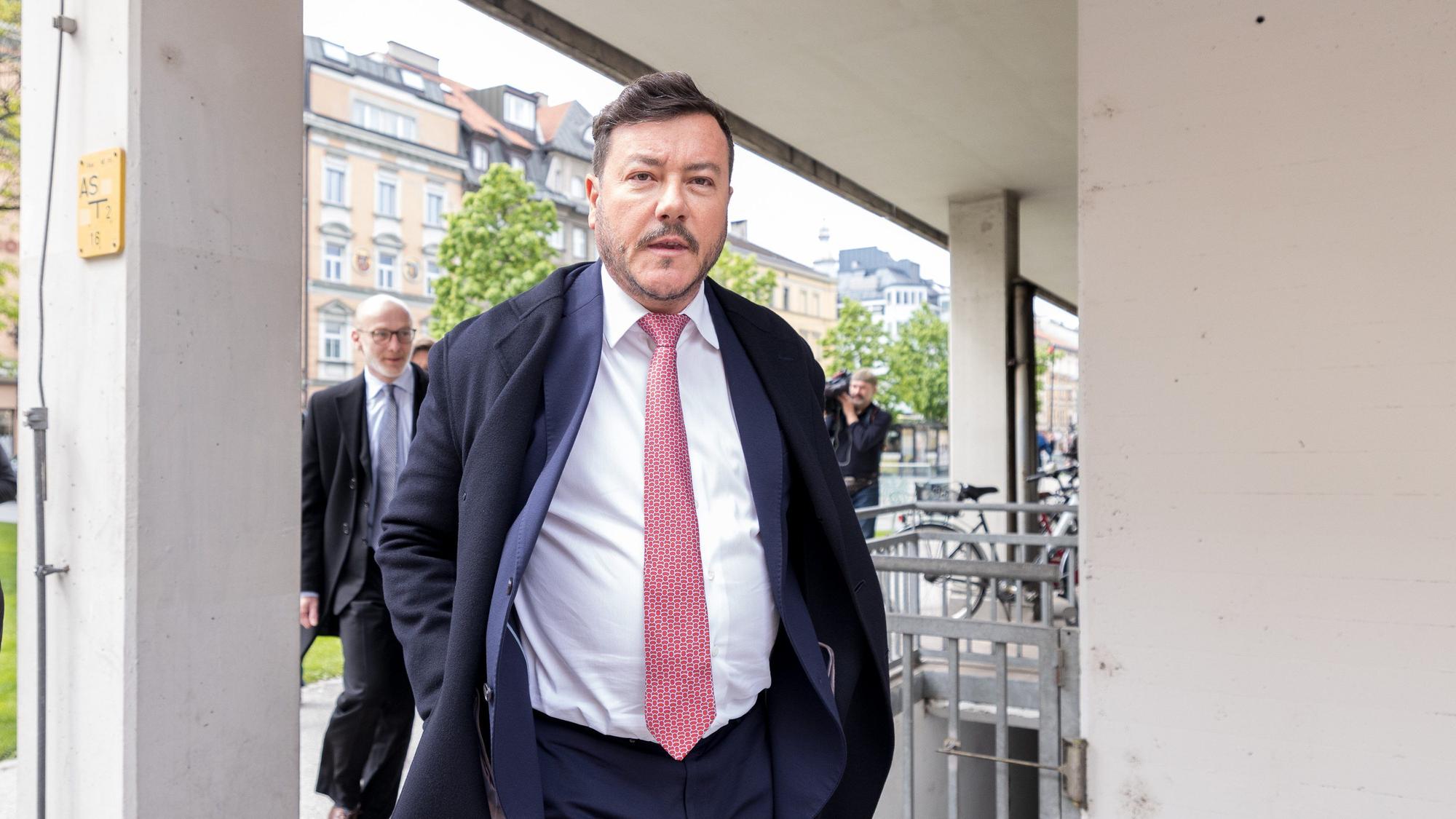 Österreich, Innsbruck: René Benko trägt eine rosafarbene Krawatte und blickt in die Kamera.