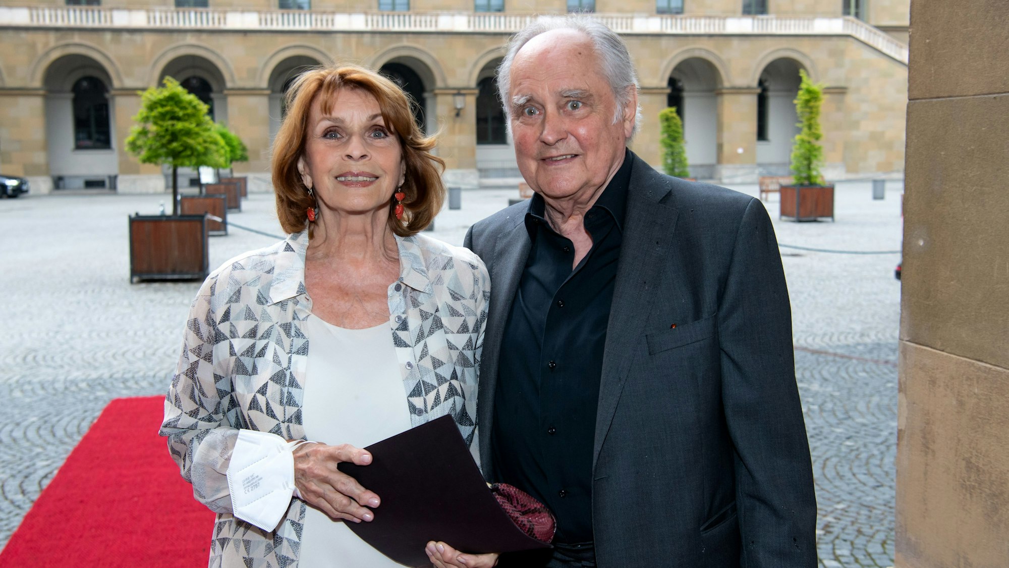 Senta Berger mit ihrem Ehemann Michael Verhoeven auf dem Roten Teppich.