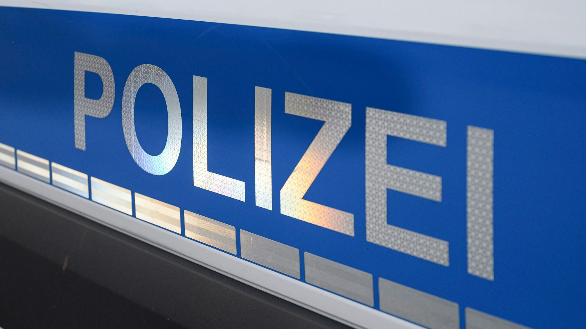 Die Polizei sucht nach Unbekannten, die eine unbekannte Flüssigkeit in Kerpen abgestellt haben. Hier ein Symbolbild