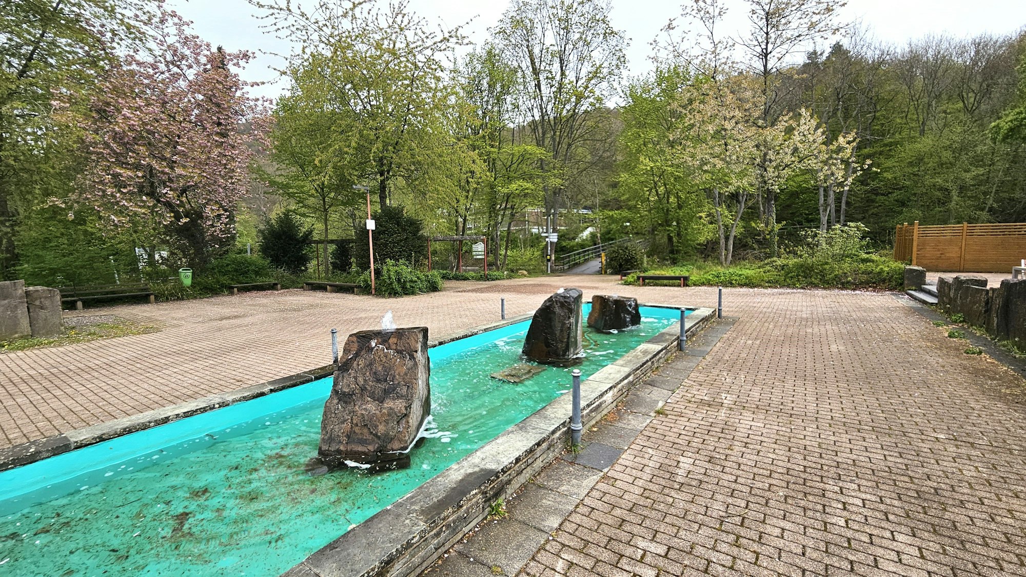 Blick auf den Eingangsbereich zum Kurpark mit dem alten Springbrunnen.