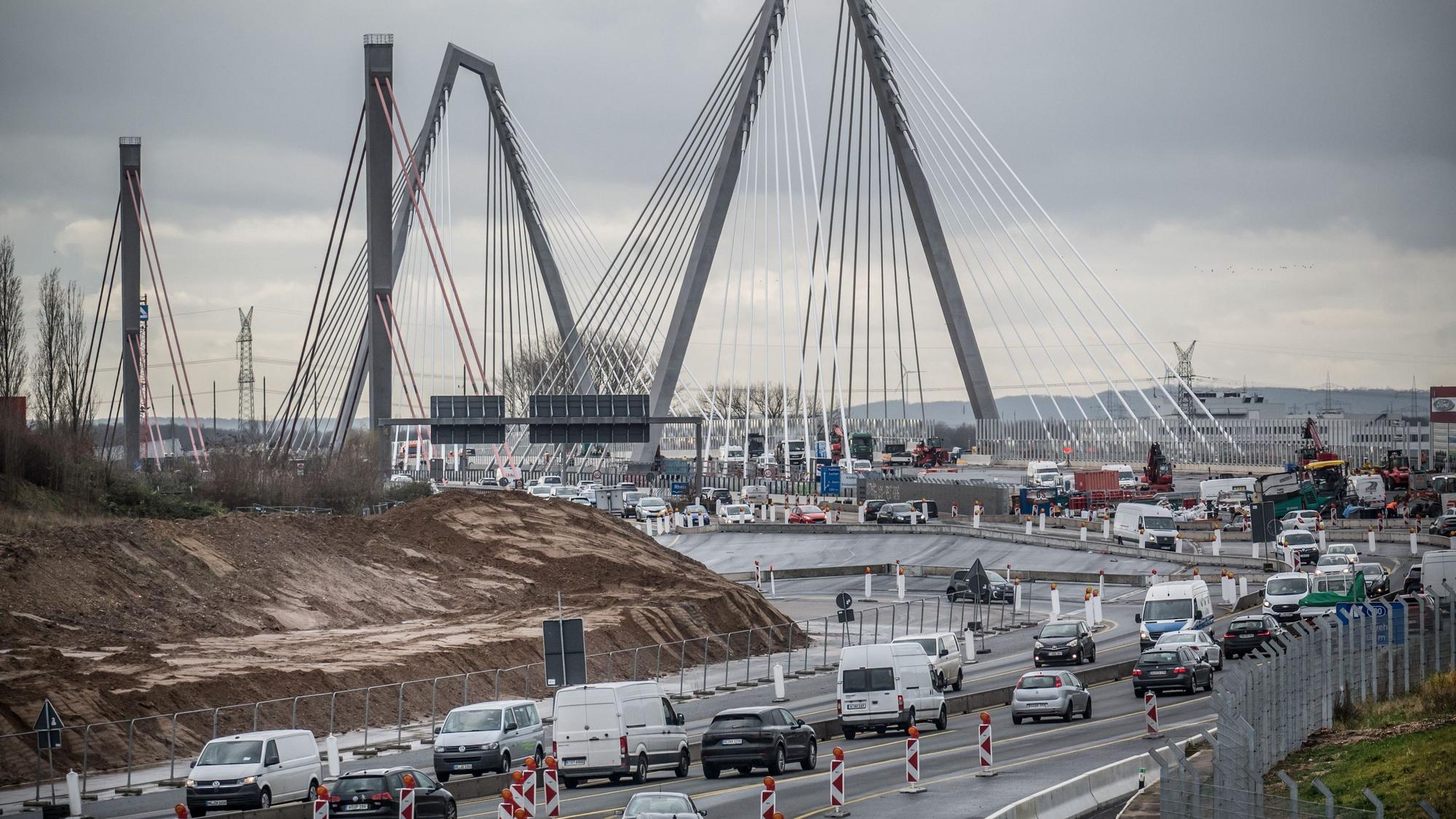 Die alte und die erste neue Leverkusener Brücke. Foto: Ralf Krieger