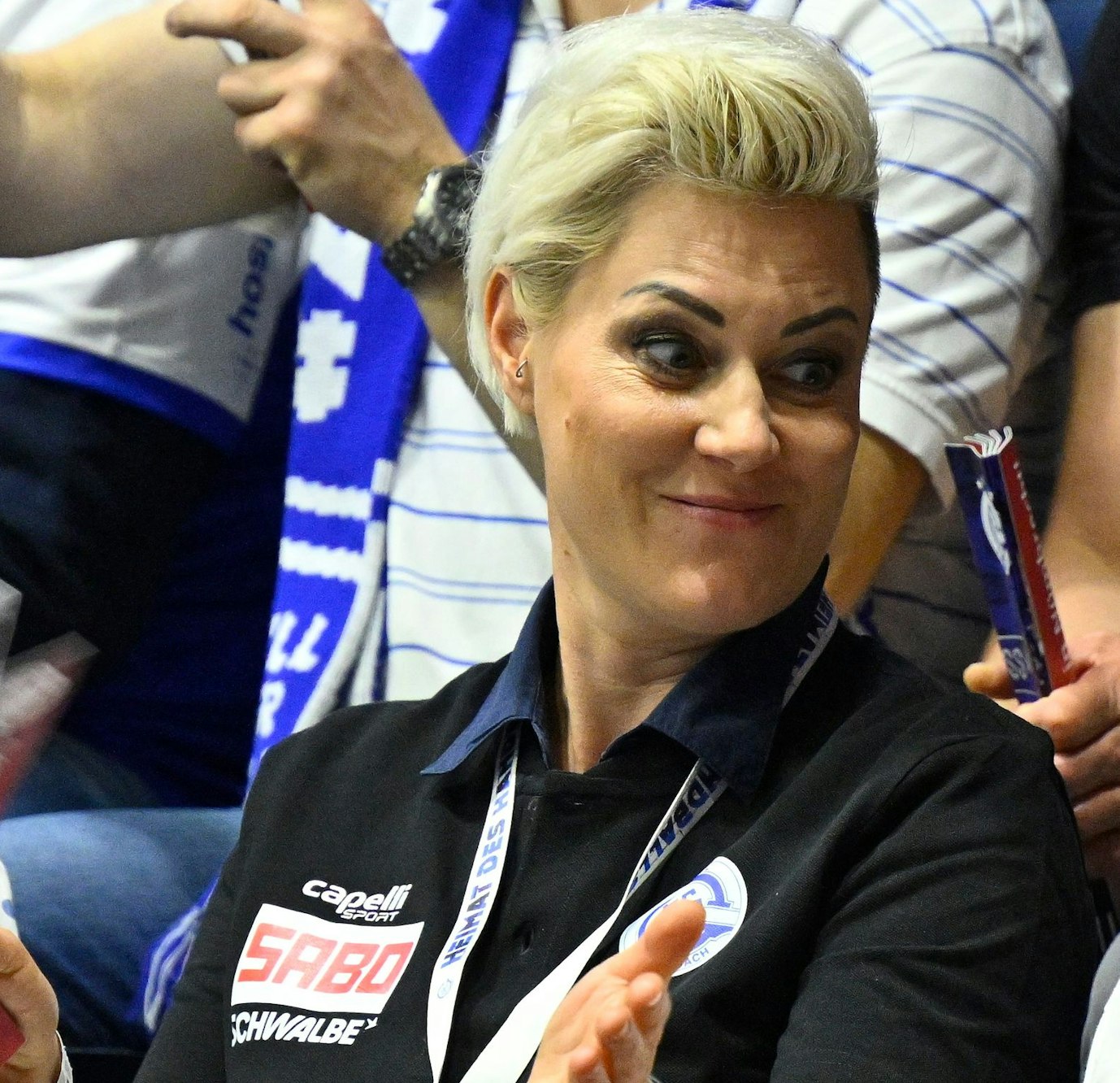 Doc Caro verfolgt das Spiel von der Tribüne aus.