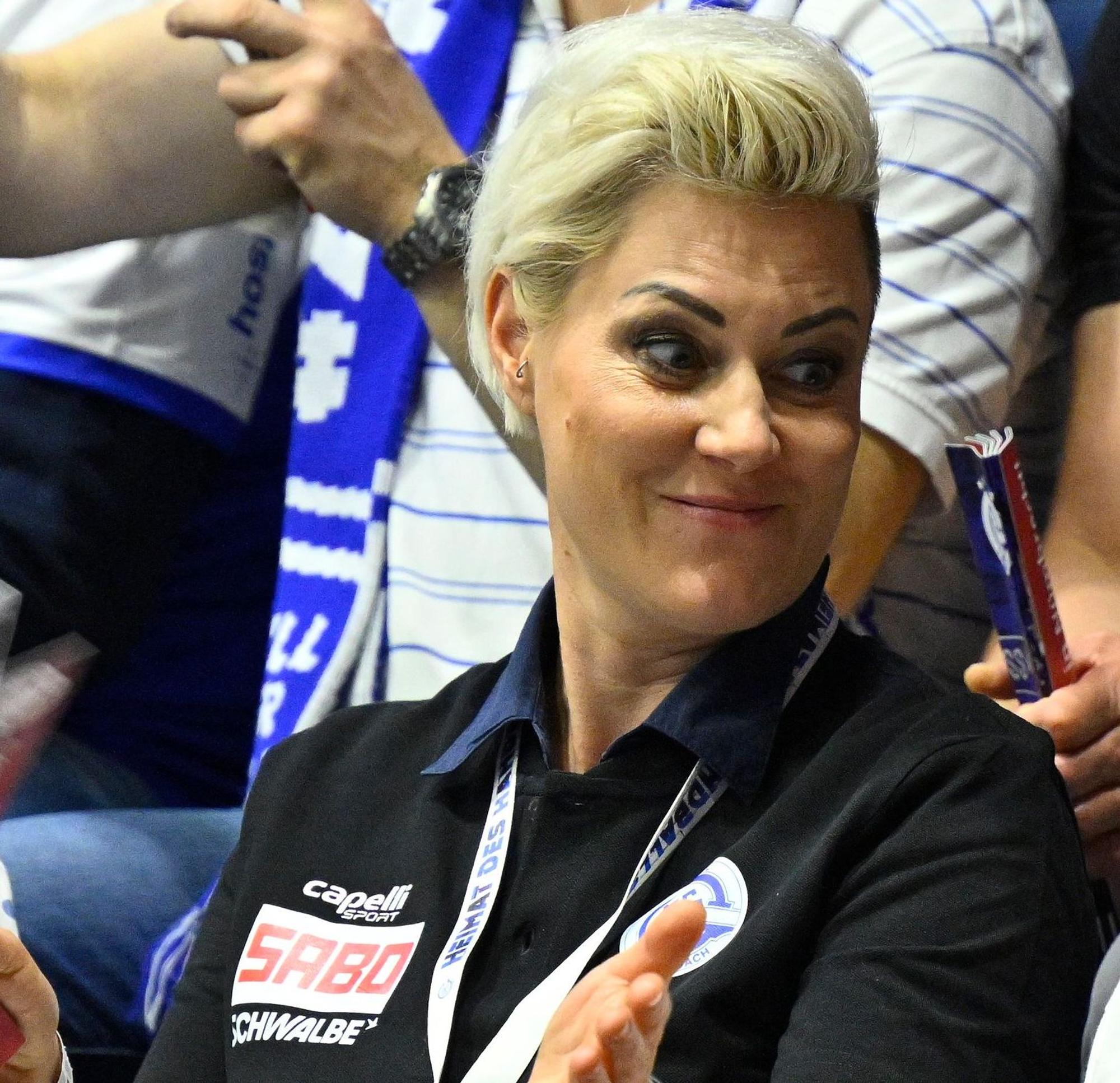 Doc Caro verfolgt das Spiel von der Tribüne aus.