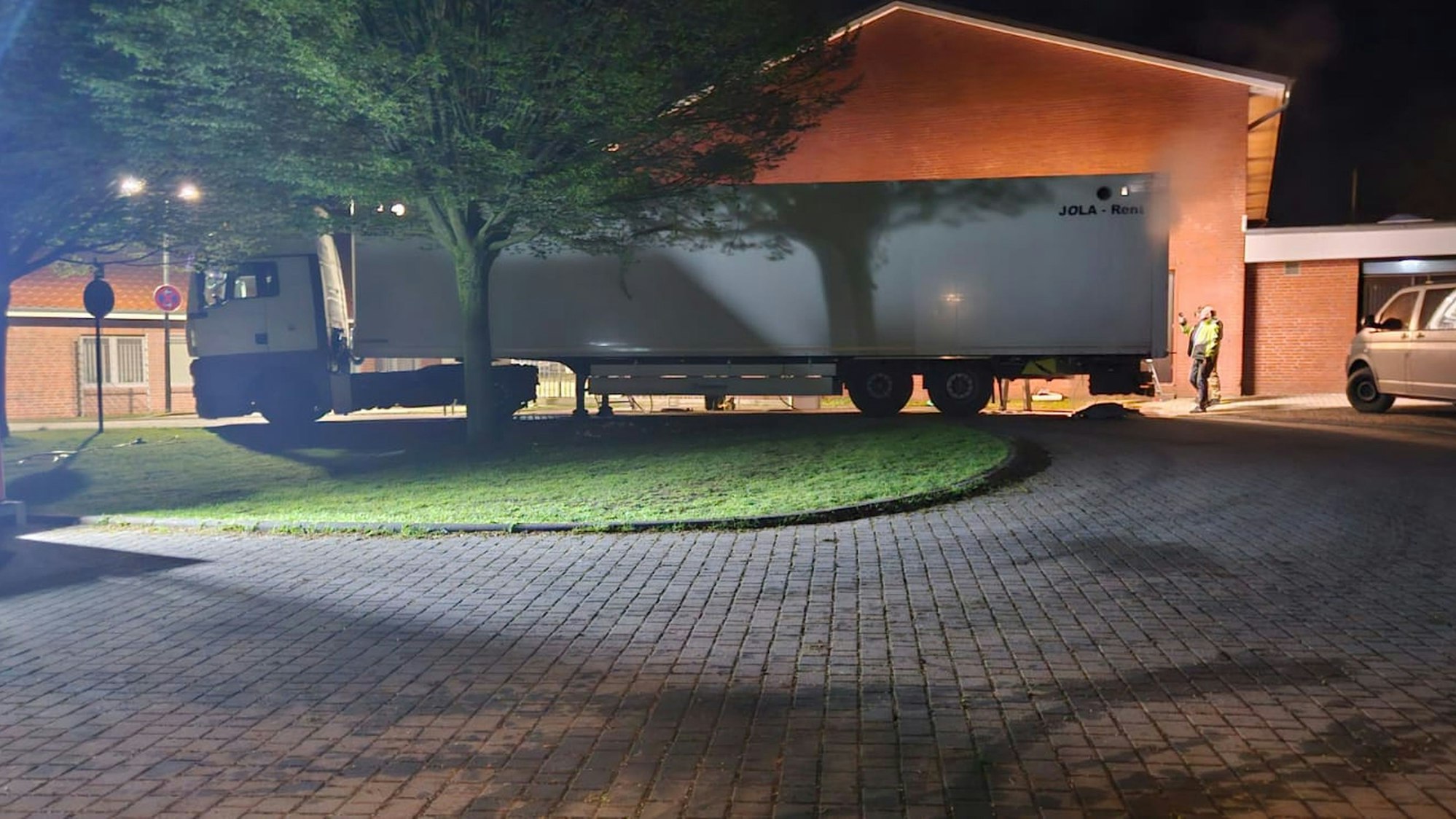 Jo LAngen brachte über Nacht einen Duschcontainer mit 20 Duschplätzen nach .Bremervörde, für die Unterstützung der Suche nach dem vermissten Arian