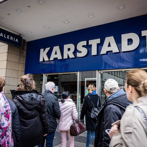 Kunden stehen am bei Karstadt an der Breite Straße in Köln vor verschlossenen Türen.