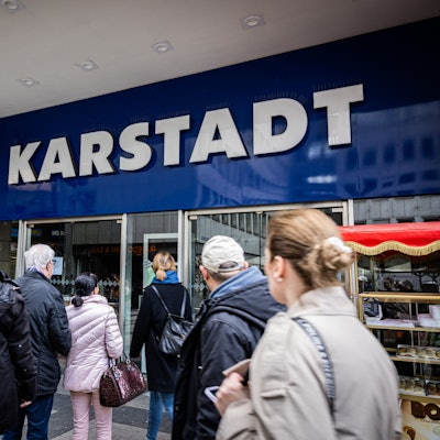 Kunden stehen am bei Karstadt an der Breite Straße in Köln vor verschlossenen Türen.