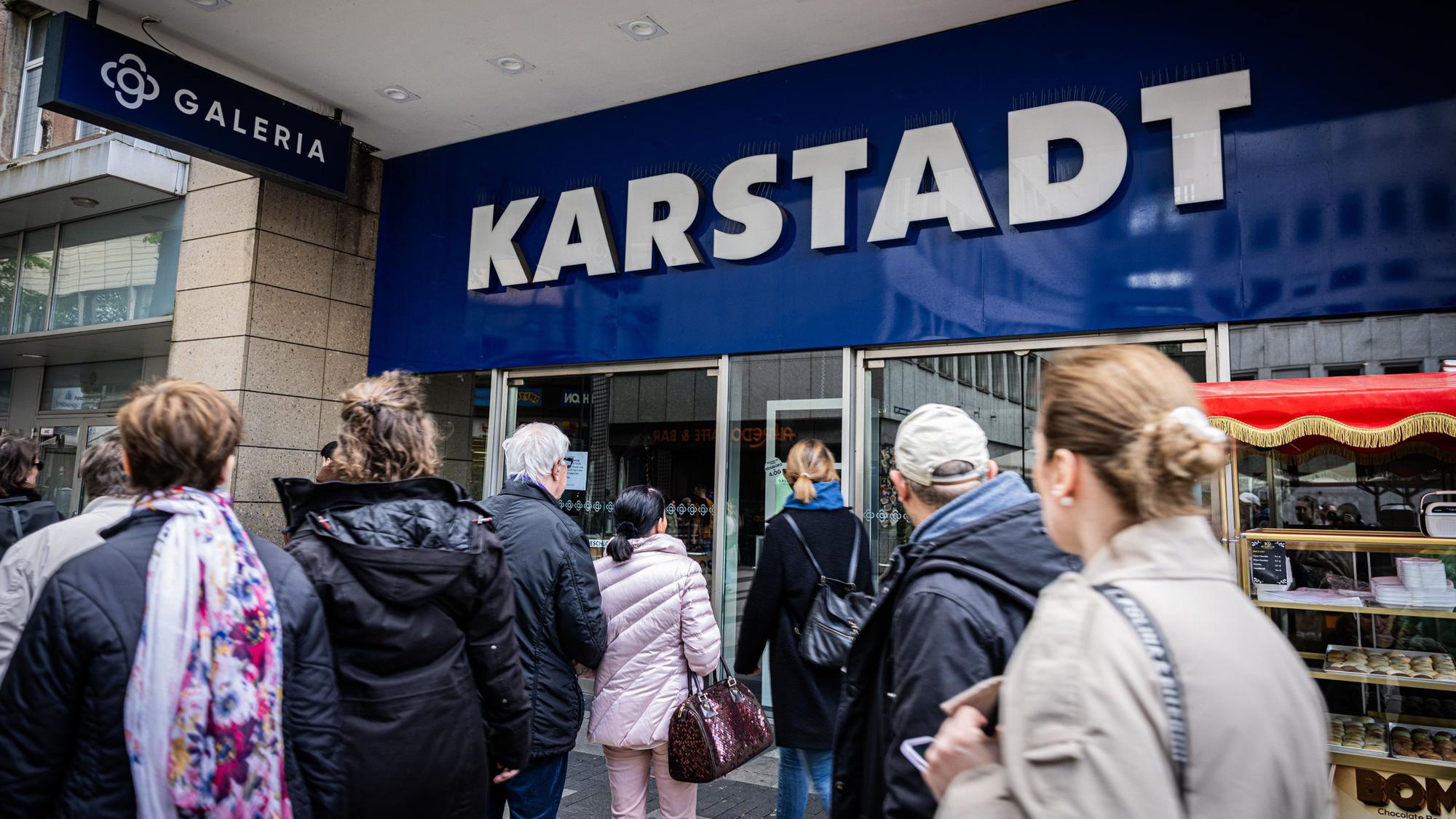 Kunden stehen am bei Karstadt an der Breite Straße in Köln vor verschlossenen Türen.