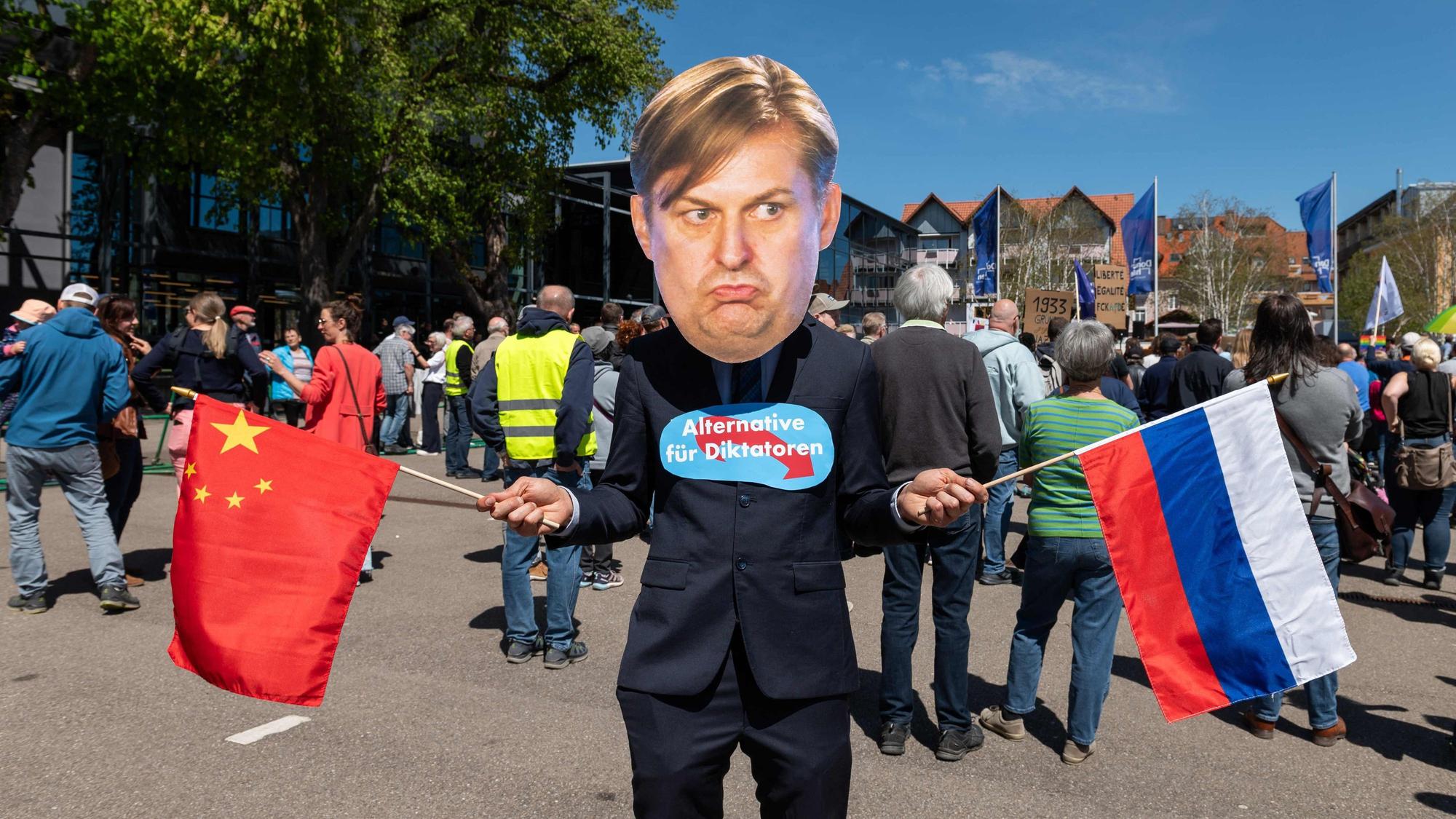 Protest mit einer Krah-Maske gegen den AfD-Wahlkampfauftakt am Samstag (27. April) in Donaueschingen.