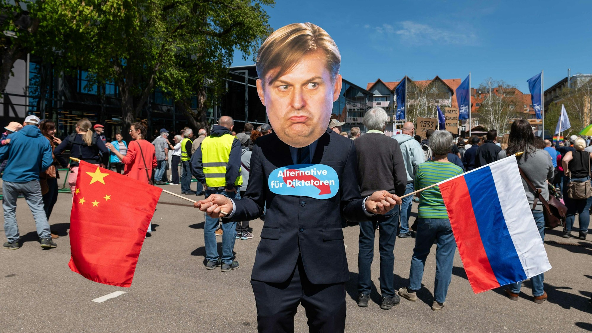 Protest mit einer Krah-Maske gegen den AfD-Wahlkampfauftakt am Samstag (27. April) in Donaueschingen.