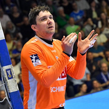 Torhüter Daniel Rebmann motiviert sich durch Klatschen.