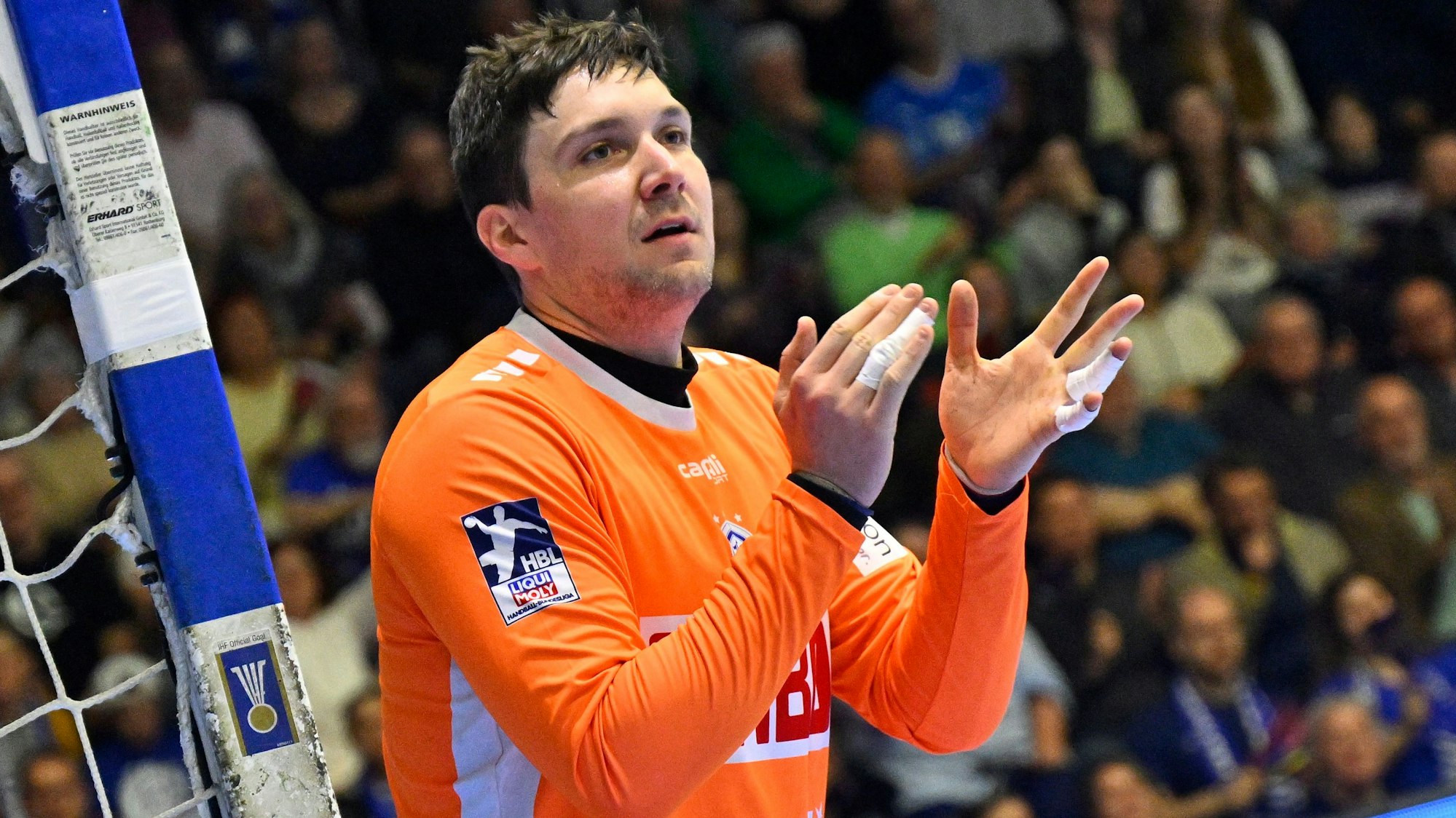 Torhüter Daniel Rebmann motiviert sich durch Klatschen.