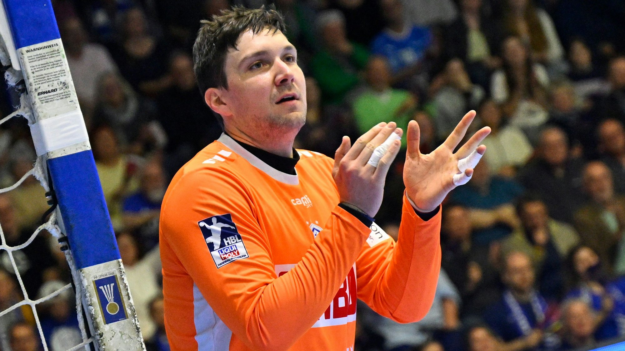 Torhüter Daniel Rebmann motiviert sich durch Klatschen.