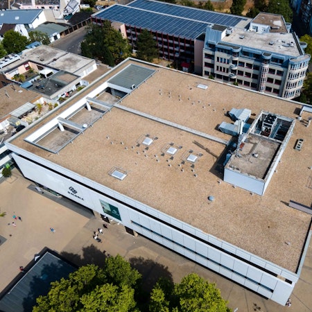 Das Bild zeigt den Kaufhof aus der Luft.