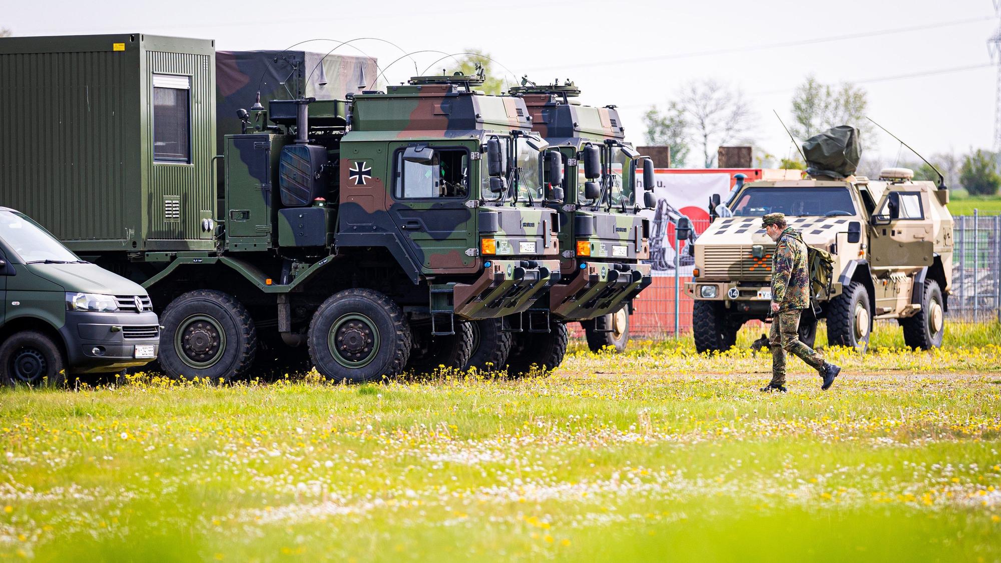 Ein Soldat der Bundeswehr geht am Bereitstellungsraum an Fahrzeugen der Bundeswehr vorbei. Trotz einer neuen Suchtaktik wird der sechs Jahre alte Arian aus Elm in Bremervörde weiter vermisst.