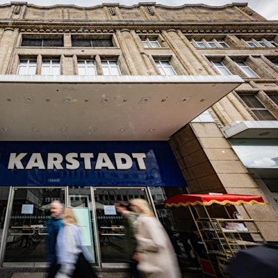 Menschen laufen an der geschlossenen Filiale von Galeria Karstadt Kaufhof an der Breite Straße vorbei.