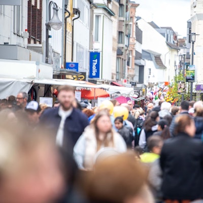 Das Bild zeigt die Euskirchener Fußgängerzone. Zu erkennen ist gar nicht so viel, weil es sehr voll war.