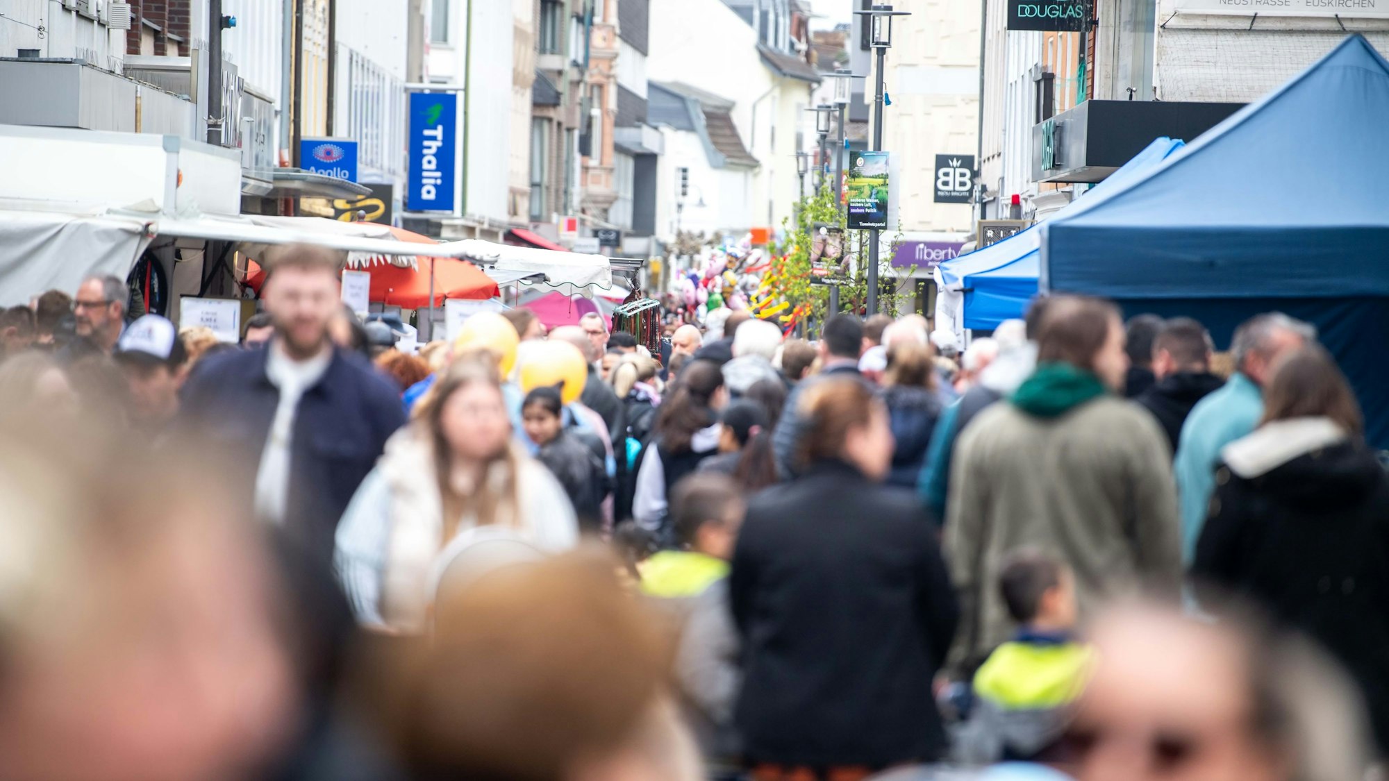 Das Bild zeigt die Euskirchener Fußgängerzone. Zu erkennen ist gar nicht so viel, weil es sehr voll war.