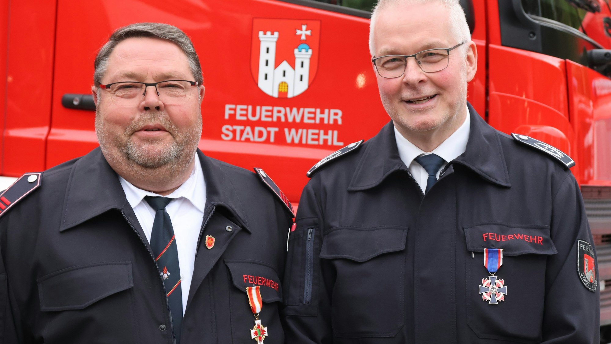 Jahresdienstbesprechung der Feuerwehr Wiehl, hier Eugen Denni (links) und Jens Schmidt.