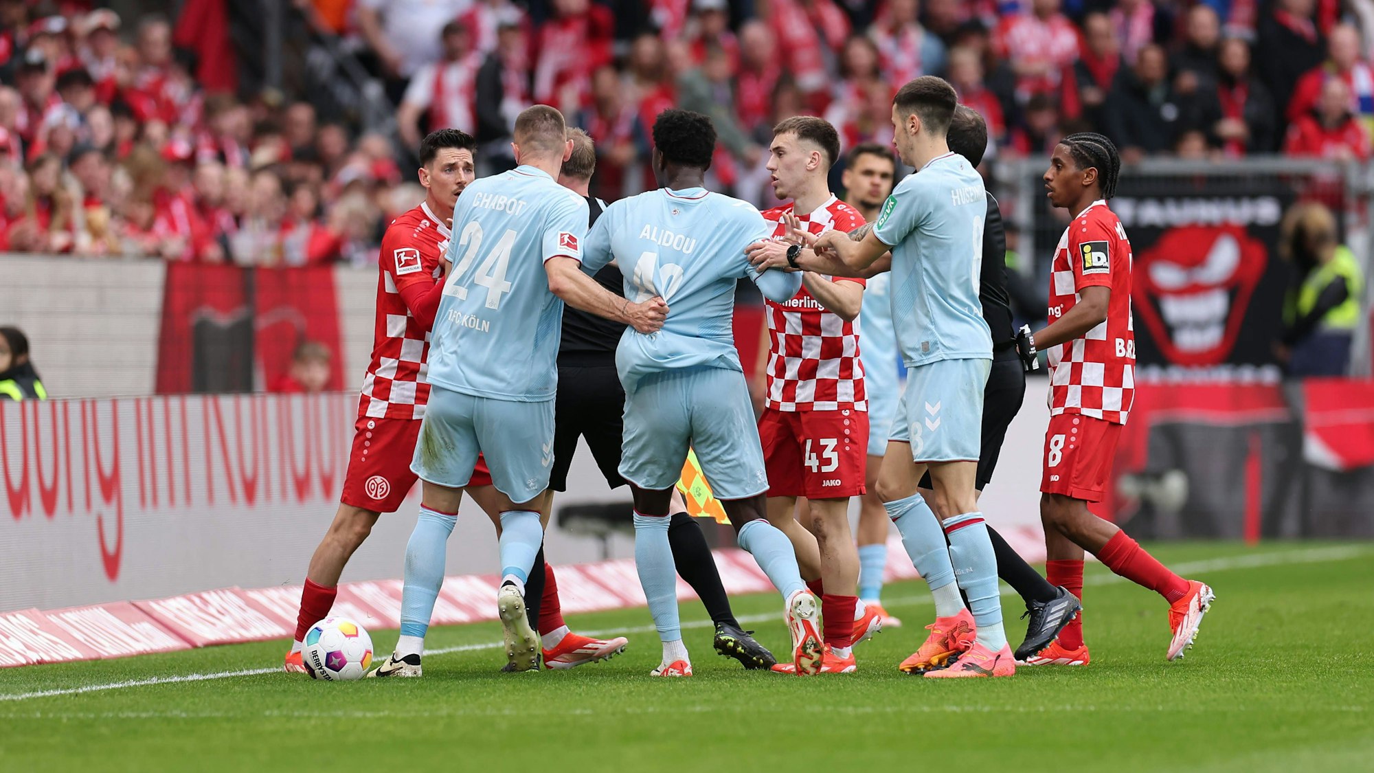 Eine Rudelbildung zwischen den Spielern bei der Bundesligapartie Mainz 05 gegen den 1. FC Köln