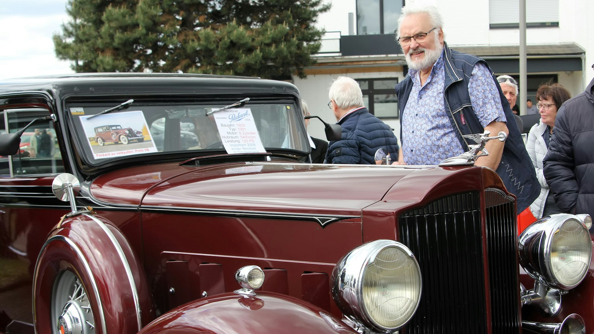 Meinrad Feldhoffs fast 90 Jahre alter Packard gehörte zu den absoluten Hinguckern bei der Oldtimer-Show am Zievericher Porta-Möbelhaus.