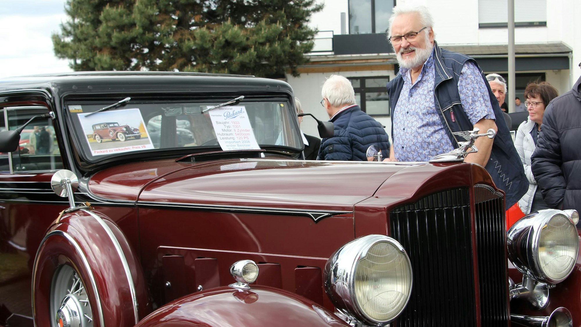 Meinrad Feldhoffs fast 90 Jahre alter Packard gehörte zu den absoluten Hinguckern bei der Oldtimer-Show am Zievericher Porta-Möbelhaus.