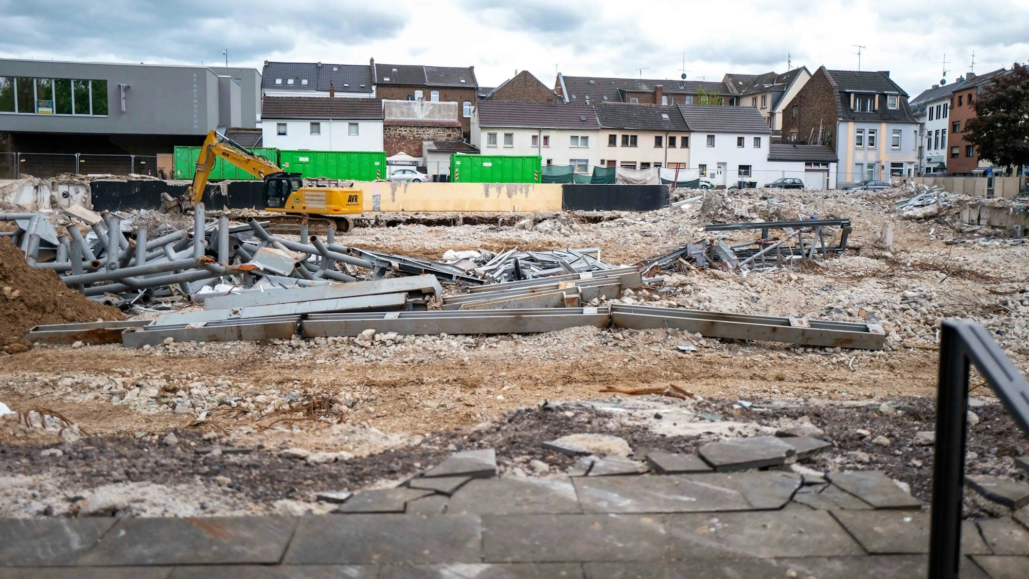 Das Bild zeigt die Großbaustelle des City-Forums in Euskirchen. In der Baugrube liegen noch die Überreste der Veranstaltungshalle.