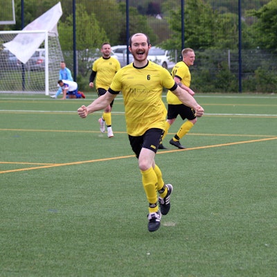 Fabian Dederichs läuft jubend Richtung Ersatzbank der Roitzheimer.