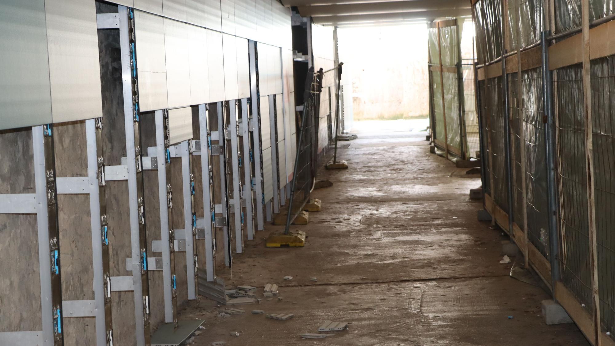 Kein schöner Anblick. Wieder sind im Tunnel am Bahnhof in Wesseling Platten der neuen Wandverkleidung von den Halterungen geschlagen worden oder gefallen. Zerbrochen liegen sie jetzt auf dem blanken Betonboden.