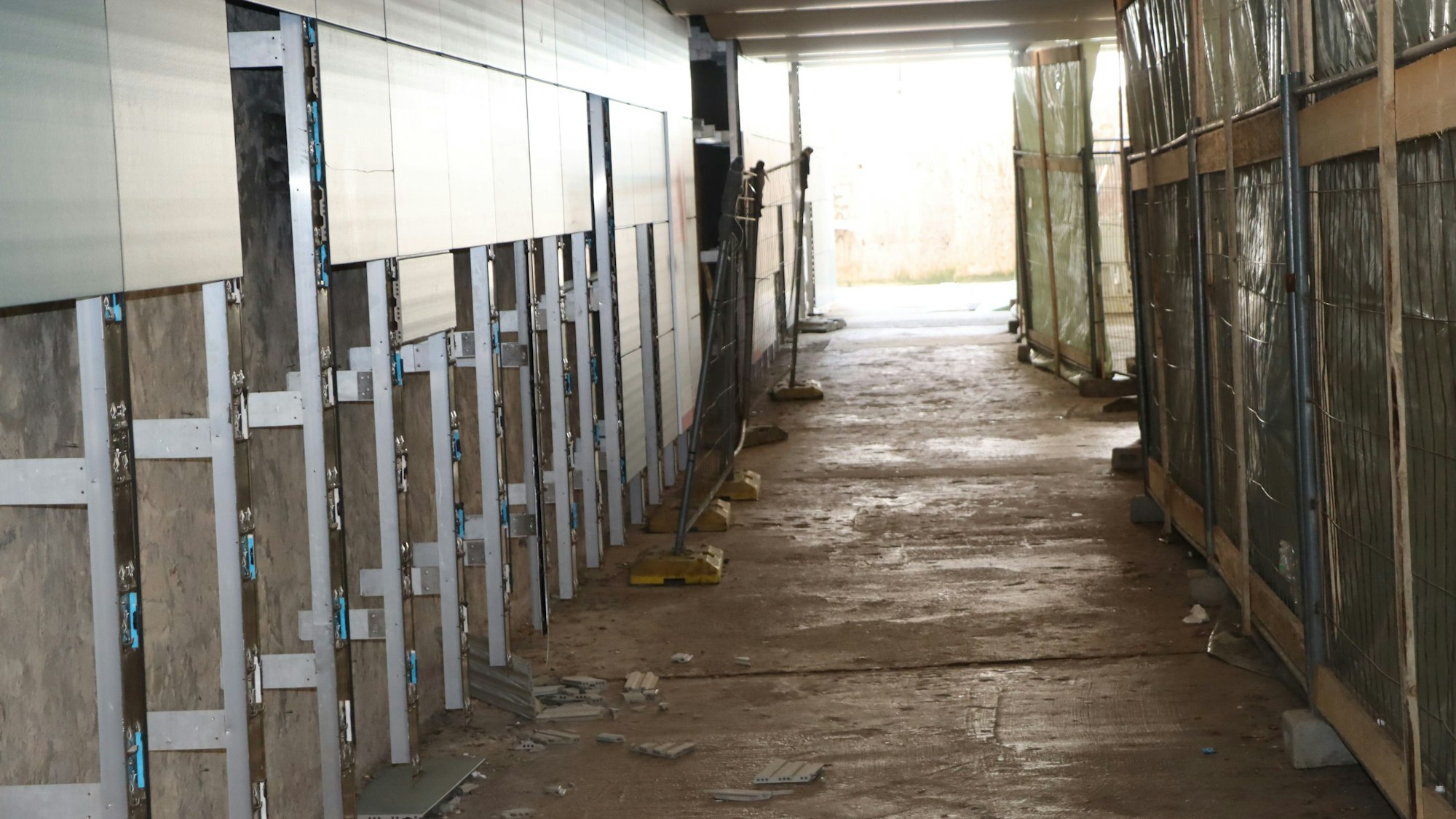 Kein schöner Anblick. Wieder sind im Tunnel am Bahnhof in Wesseling Platten der neuen Wandverkleidung von den Halterungen geschlagen worden oder gefallen. Zerbrochen liegen sie jetzt auf dem blanken Betonboden.