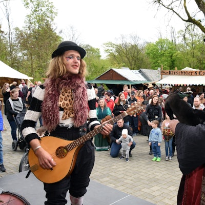 Buntes Treiben auf dem Mittelaltermarkt auf Schloss Homburg in Nümbrecht.