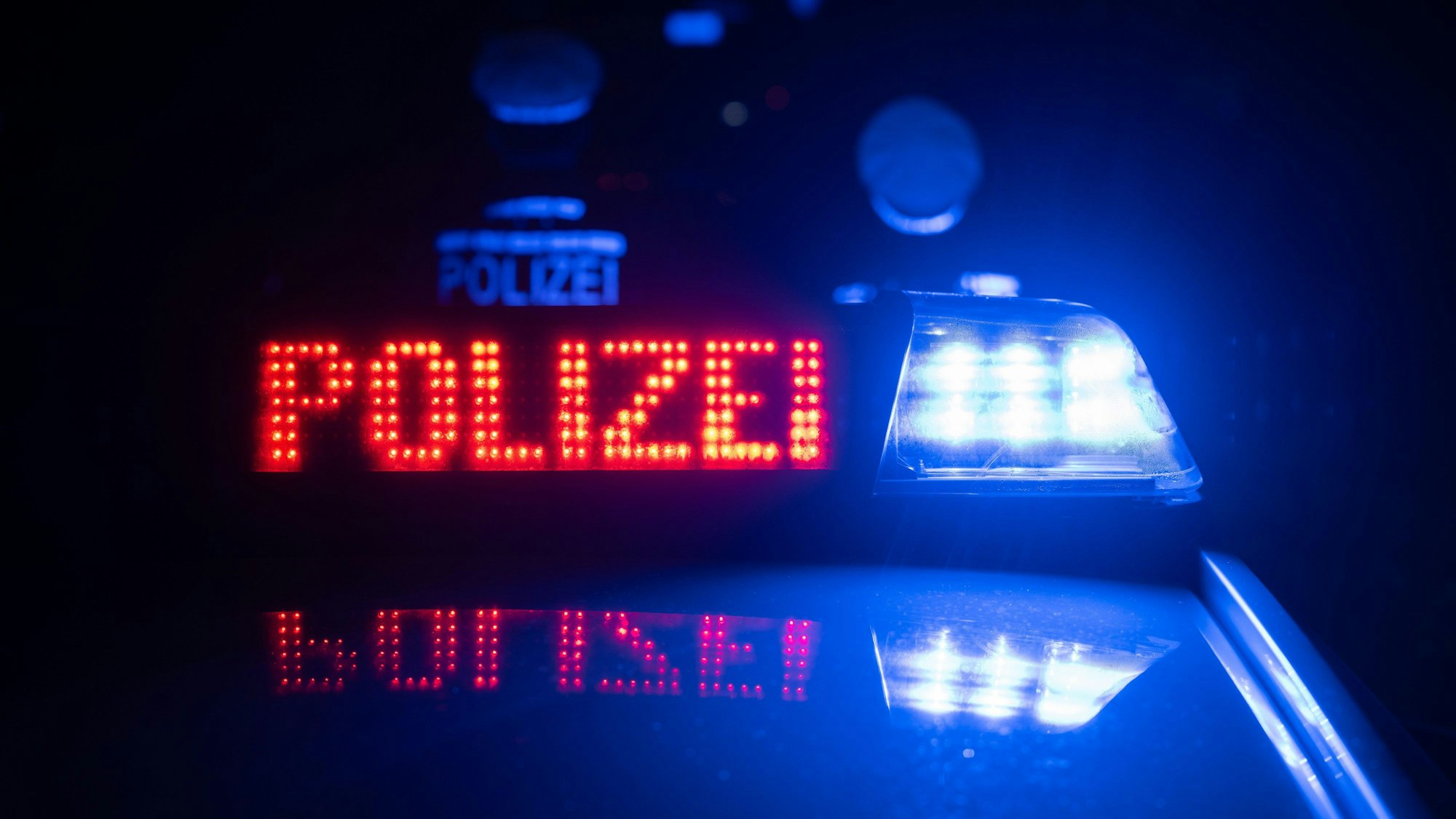 Das Blaulicht an einem Polizeifahrzeug (Symbolfoto).
