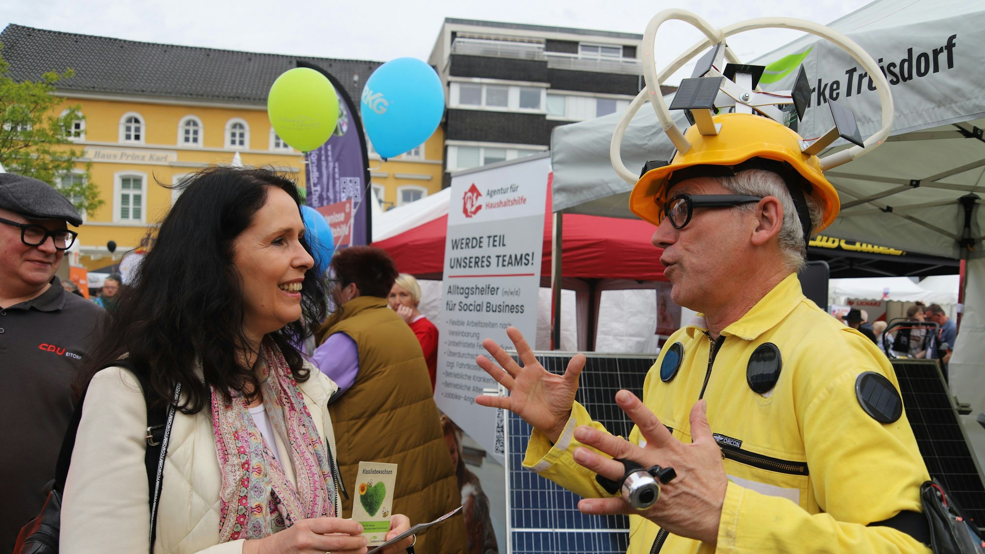 Udo Passon vom Caracho Theater Köln bespaßte CDU-MdB Elisabeth Winkelmeier-Becker auf dem Marktplatz am Stand der Troisdorfer Stadtwerke.