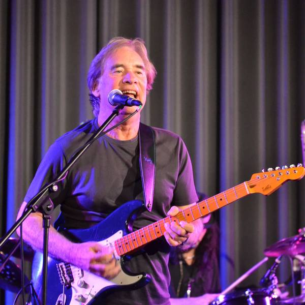 Carl Verheyen beim Auftritt in Euskirchen. Er trägt ein schwarzes T-Shirt und spielt E-Gitarre.