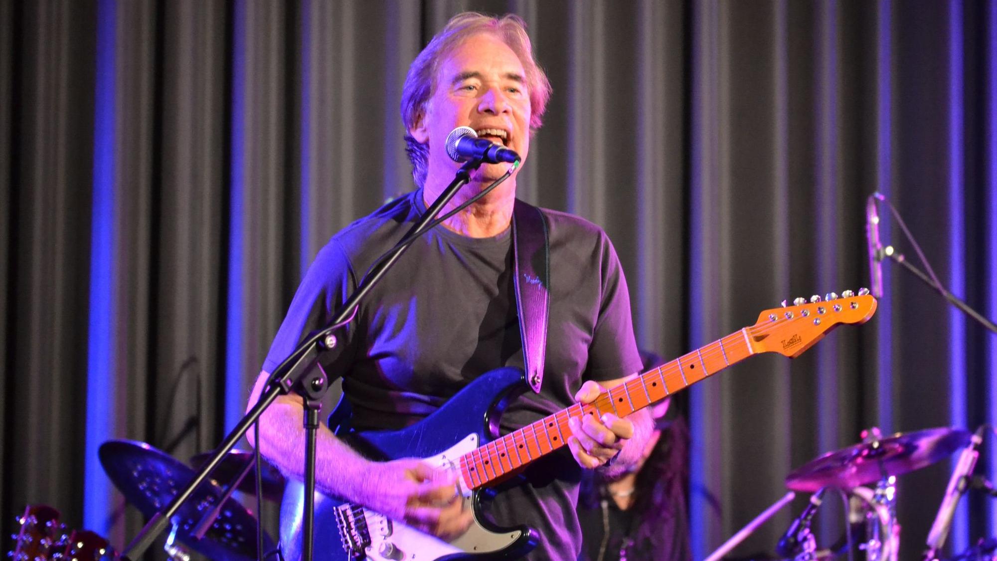 Carl Verheyen beim Auftritt in Euskirchen. Er trägt ein schwarzes T-Shirt und spielt E-Gitarre.