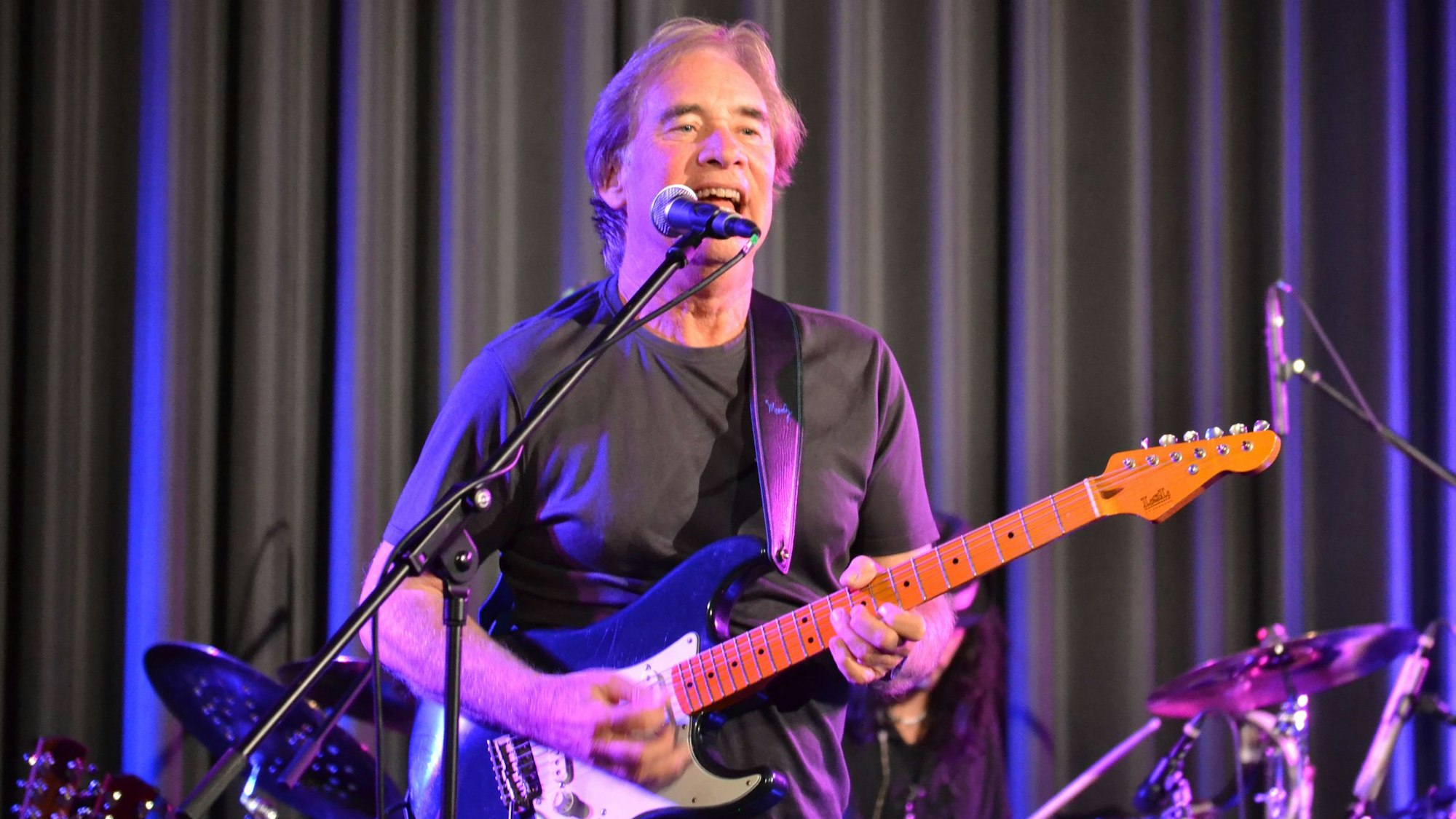 Carl Verheyen beim Auftritt in Euskirchen. Er trägt ein schwarzes T-Shirt und spielt E-Gitarre.