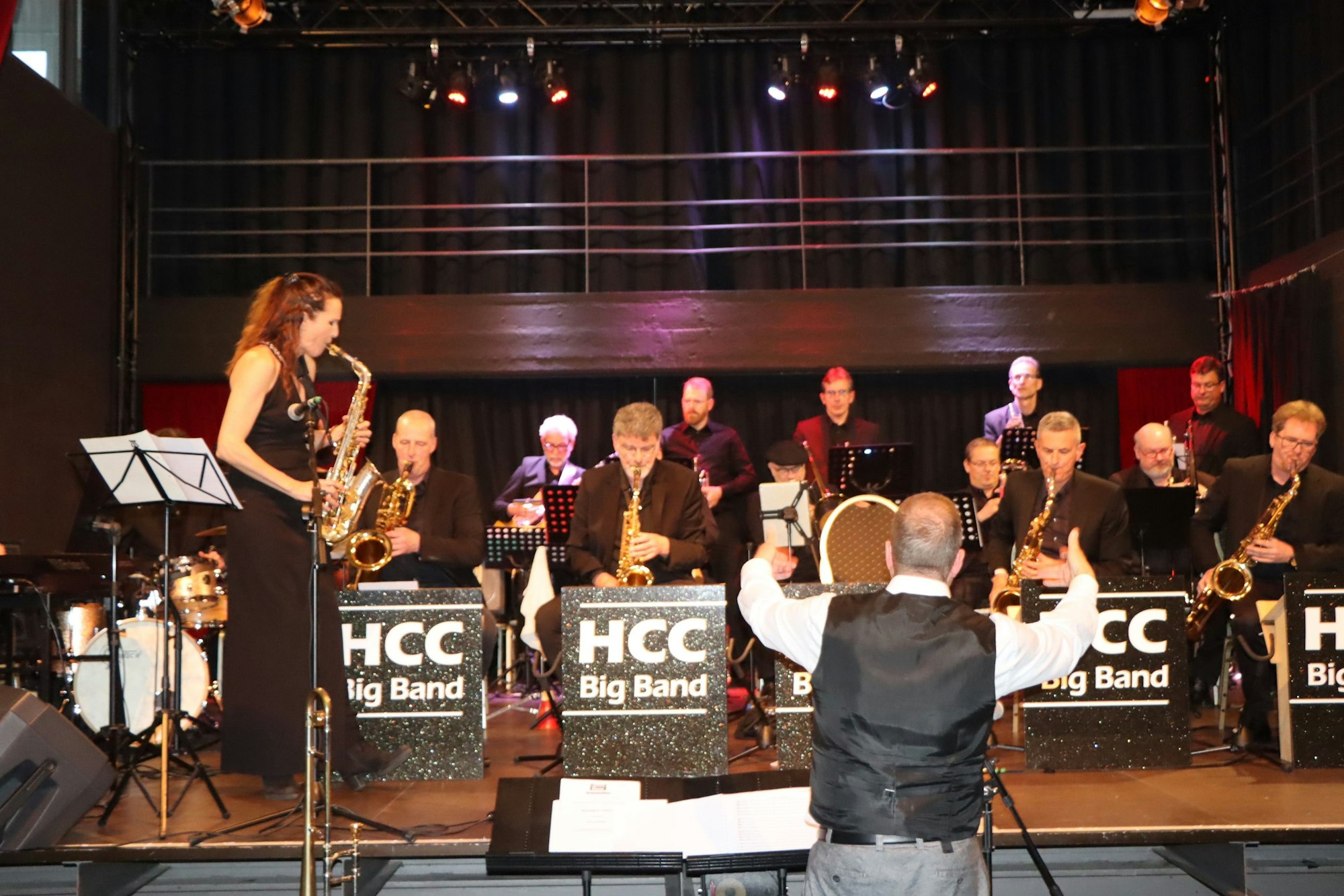 Das Bild zeigt die HCC Big Band auf der Bühne im Wesselinger Rheinforum.
