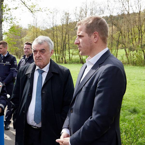 Martina Mensching, Leiterin der Polizeidirektion Verkehr, mit Landesinnenminister Herbert Reul und Landrat Markus Ramers.