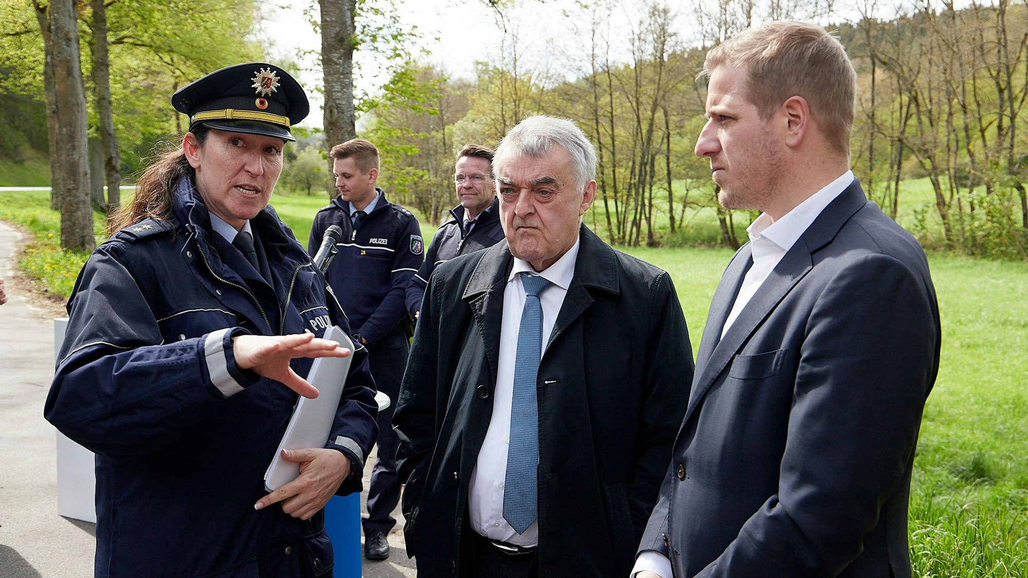 Martina Mensching, Leiterin der Polizeidirektion Verkehr, mit Landesinnenminister Herbert Reul und Landrat Markus Ramers.