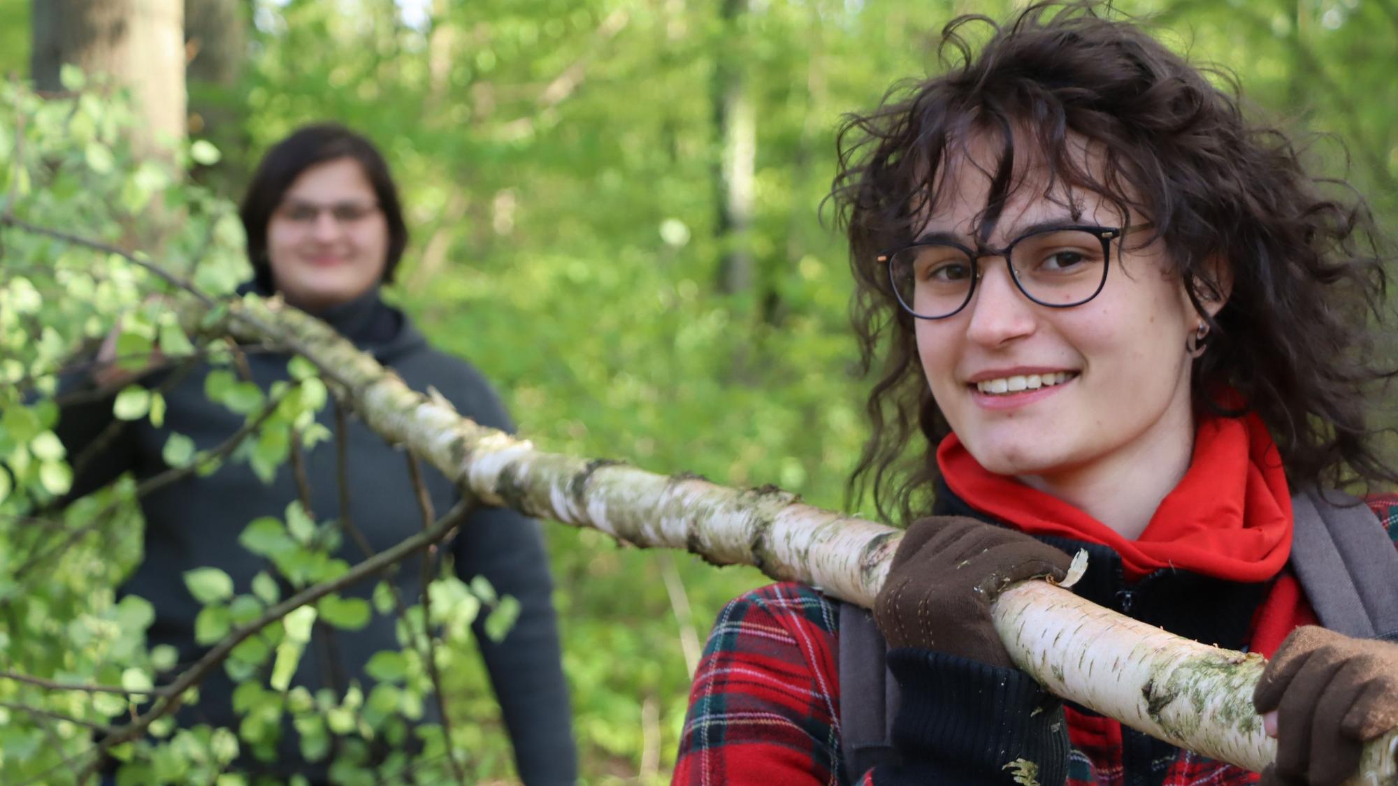 Im Schaltjahr setzen die jungen Frauen auch ihren Freunden einen Maibaum. Kurz vor dem 1. Mai waren die jungen Frauen des JGV Fischenich die Bäume im Wald holen.
