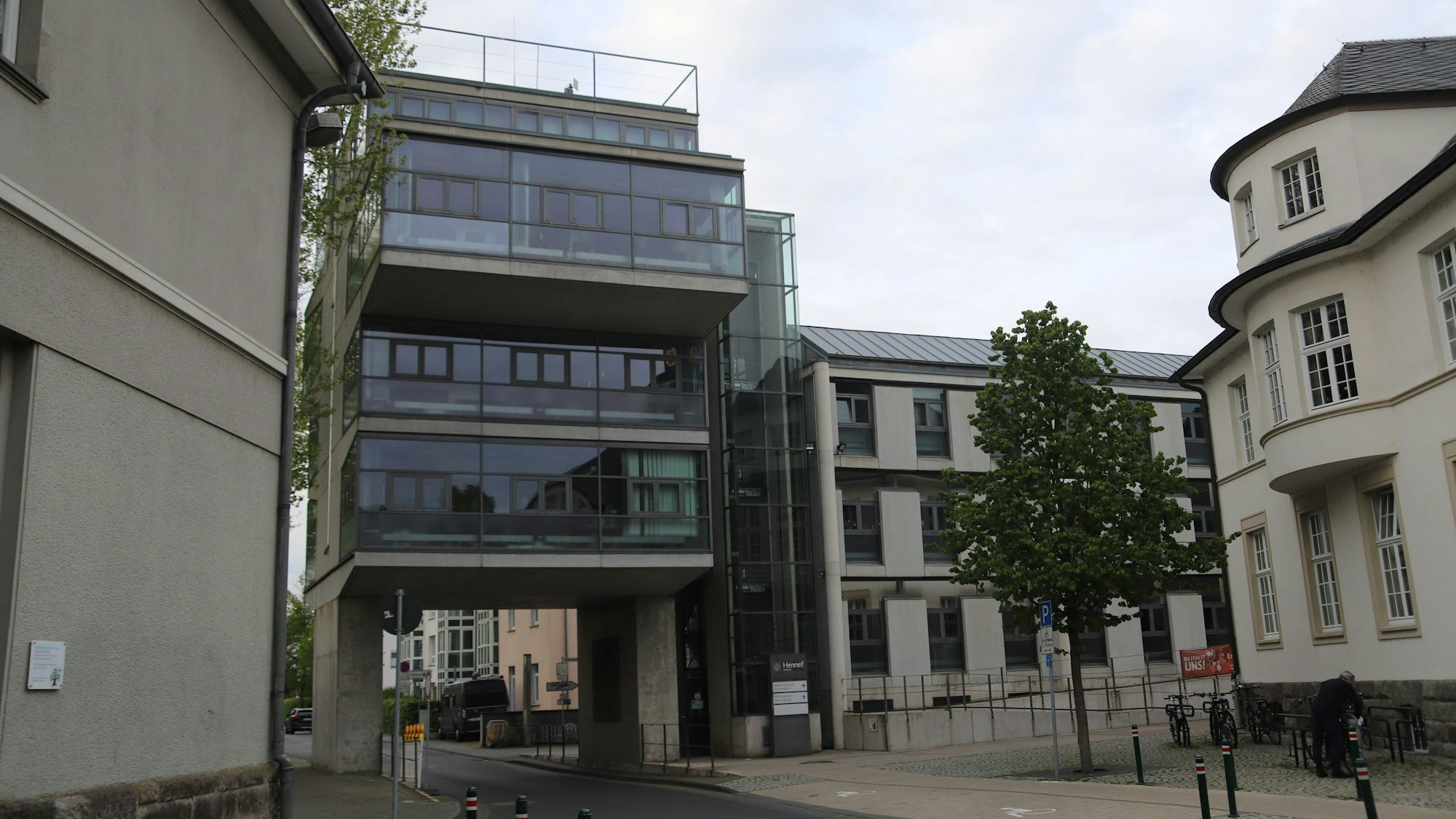Vier Gebäude, darunter das alte und das Rathaus mit Turm.