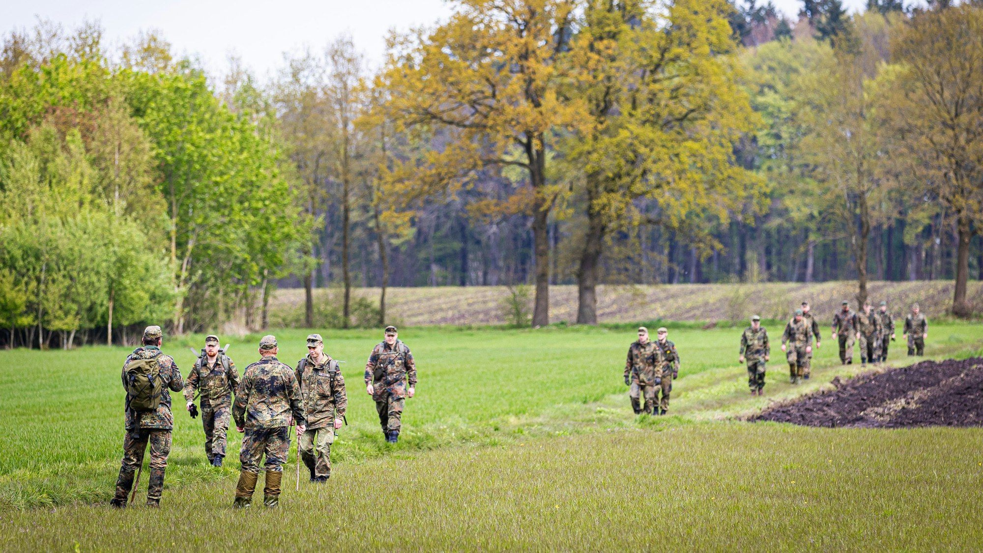 Soldaten der Bundeswehr suchen ein Feld ab. Trotz einer neuen Suchtaktik wird der sechs Jahre alte Arian aus Elm in Bremervörde weiter vermisst.