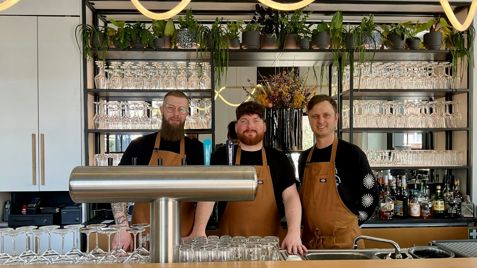 Betreiber des neuen Jung & Alt in Klettenberg: Philipp Hainke, Finch Schleeweiß und Robert Siegel (v.l.)