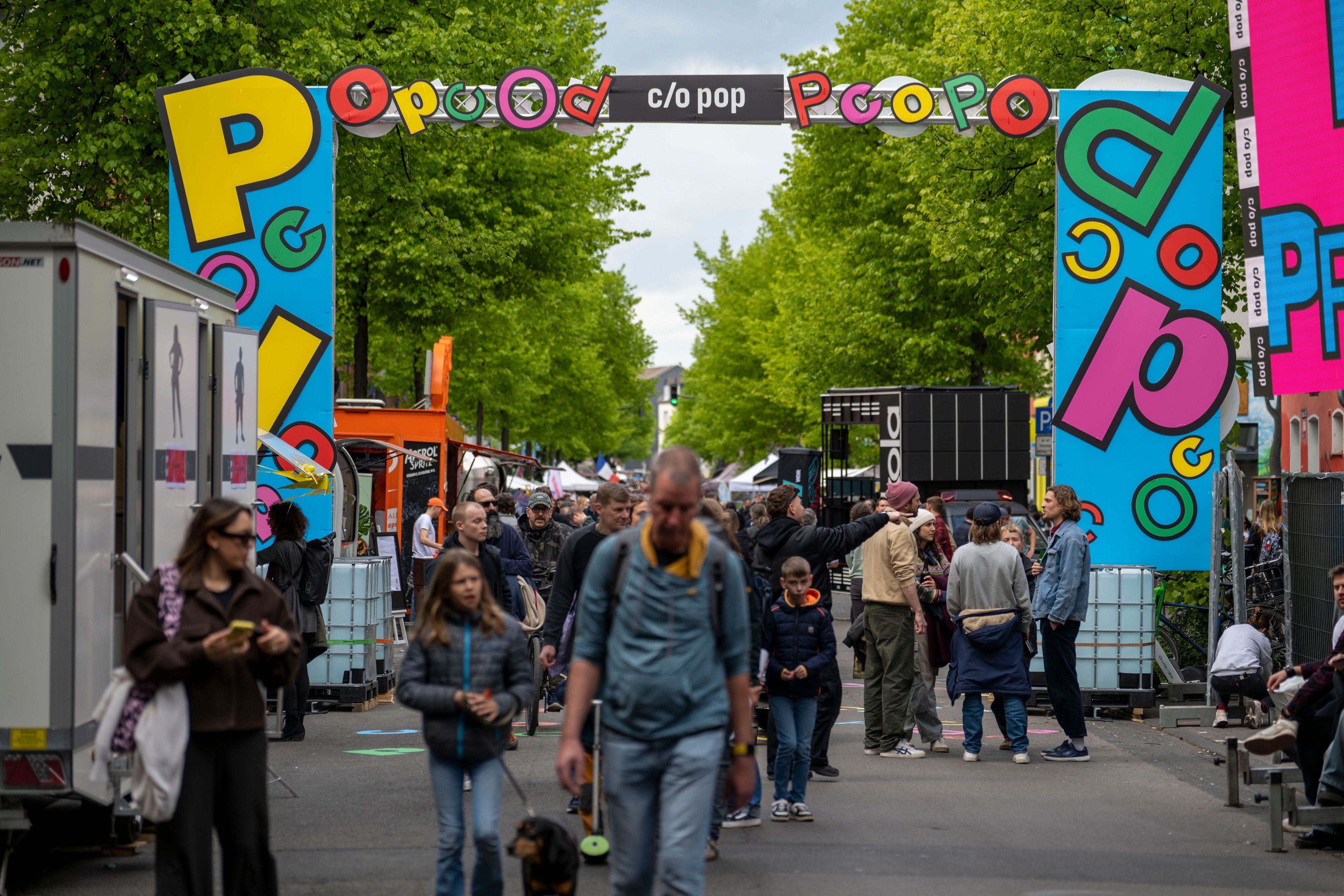 Menschen verlassen ein Festivalgelände.
