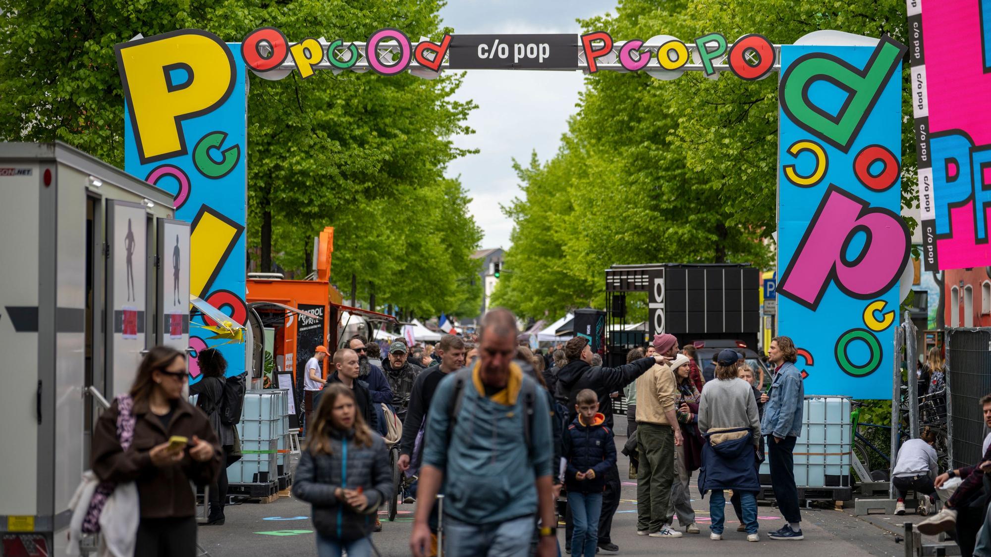 Menschen verlassen ein Festivalgelände.